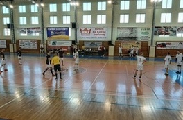 Walka drużyn o zwycięstwo w VIII Międzynarodowym Halowym Turnieju Piłki Nożnej OLDBOY 