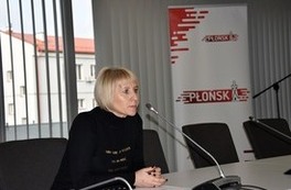 Elwira Konopka - kierownik Punktu Profilaktyki Uzależnień i Pomocy Rodzinie r&oacute;wnież bierze udział w konferencji i wypowiada sie na temat porządku i bezpieczeństwa