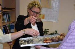 Poczęstunek pracownik&oacute;w Urzędu pączkami