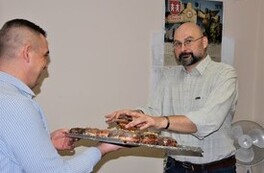 Kolega z Urzędy wybiera pączki do skonsumowania