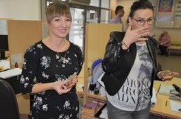 Pączki od Burmistrza w posiadaniu kolejnych koleżaneki z Urzędu 