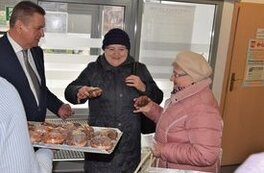 Nie tylko pracownicy dostali pączki od Burmistrza, ale r&oacute;wnież osoby, kt&oacute;re miały coś do załatwienia w Urzędzie czyli interesanci