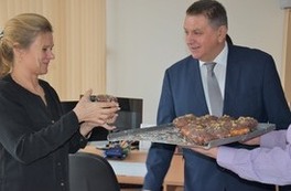 Koleżanka z Urzędu w posiadaniu pączka