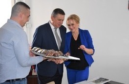 II Burmistrz Miasta Płońska - Liliana Kraśniwska częstuję się pączkiem 