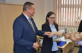 Burmistrz Miasta Płońsk - Andrzej Pietrasik w tłusty czwartek częstuje pracownik&oacute;w Urzędu pączkami 