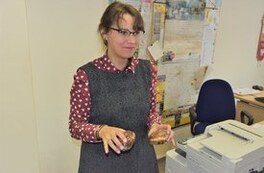 Koleżanka z Biura Rady z poczęstowanymi pączkami od Burmistrza 