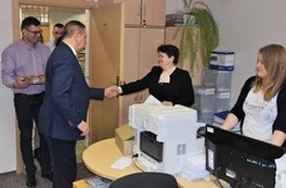 W tłusty czwartek pracownicy Urzędy delektują sie pączkami częstowanymi przez Burmistrza Miasta Płońsk - Andrzeja Pietrasika