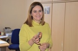 Koleżanka z działu finansowego konsumująca pączka w tłusty czwartek