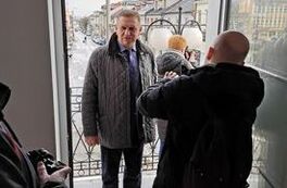 Burmistrz wraz mediami w wyremontowanej kamienicy na Płockiej 2
