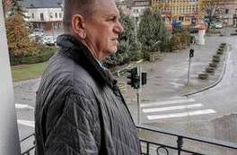 Burmistrz Miasta Płońsk - Andrzej Pietrasik w wyremontowanej kamienicy na Płockiej 2