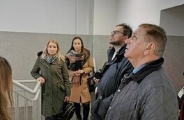 Pracownicy Urzędu wraz Burmistrzem i mediami w wyremontowanej kamienicy
