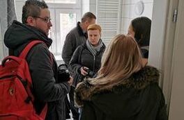 Pracownicy Urzędu wraz Burmistrzem i mediami w wyremontowanej kamienicy