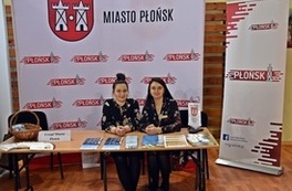 Pracownicy Urzędu Miejskiego prezentujący stoisko z ulotkami dla bezrobotnych poszukujących pracy 