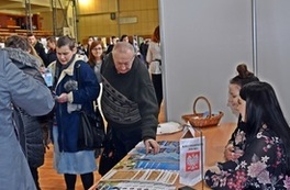 Stoisko prezentowane przez Urząd Miejski w Płońsku z ulotkami dla zainteresowaych