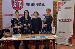 I Zastępca Bumistrza Miasta Płońska - Terasa Kozera z pracownikami Urzędu Miejskiego  prezentujących stoisko na targach 