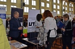 Na Targach Pracy swoje stoisko zaprezentowało między innymi Uczelnia Techniczno-Handlowa imienia Heleny Chodkowskiej w Płońsku