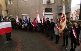 Wszyscy zebrani na dziedzińcu kościoła św. Michała Archanioła w Płońsku uczczili pamięć Żołnierzy Wyklętych