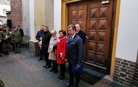 Zaproszeno goście oddający hołd Żołnierzom Wyklętym na dziedzińcu kościoła św. Michała Archanioła