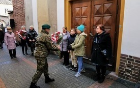 Zaproszeno goście oddający hołd Żołnierzom Wyklętym na dziedzińcu kościoła św. Michała Archanioła