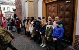 Oddanie hołdu Żołnierzom Wyklętym przez Dyrekto, pracownik&oacute;w i uczni&oacute;w Szkoły Podstawowej nr 3