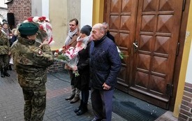 Na dziedzińcu kościoła św. Michała Archanioła Przewodniczący Rady Miejskiej - Henryk Zienkiewicz z okazji Narodowego Dnia Pamięci Żołnierzy Wyklętych oddaje hołd