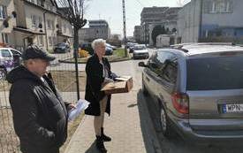 Wręczanie maseczek ochronnych mieszkańcom Płońska przez Panią Monikę Zimnowodę