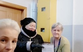 Mieszkanki Płońska trzymające maseczki ochronne, kt&oacute;re wręczyła Pani Monika Zimnawoda 