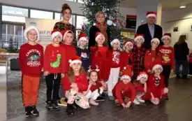 Galeria aktualności Wsp&oacute;lne ubieranie choinki w Urzędzie Miejskim w Płońsku 3489 5
