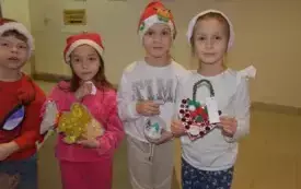 Galeria aktualności Wsp&oacute;lne ubieranie choinki w Urzędzie Miejskim w Płońsku 3489 7