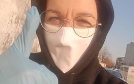 Mieszkanka Płońska w masce ochronnej 