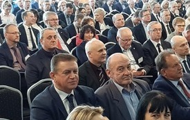 Burmistrz Andrzej Pietrasik i przewodniczący Rady Miejskiej Henryk Zienkiewicz biorą udział w posiedzeniu Zarządu Związku Miast Polskich we Wrocławiu