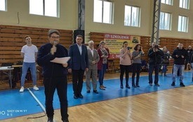  Ks. Zbigniew Sajewski proboszcz parafii pw. św. Maksymiliana Marii Kolbego wyjaśnia zasady gry