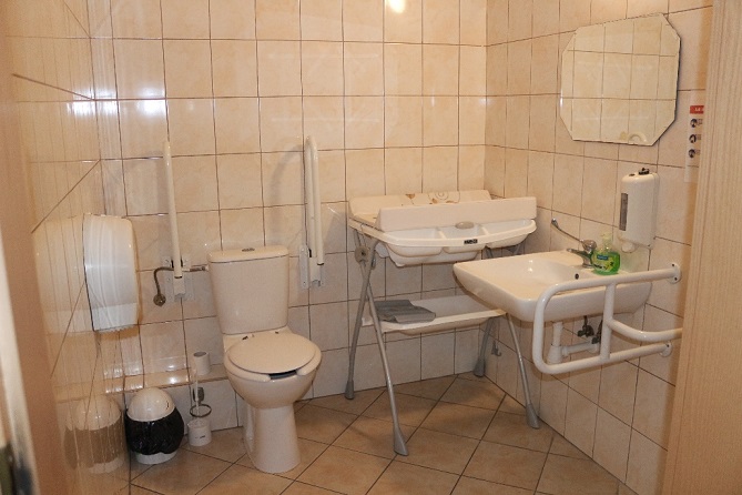 Toaleta przystosowana dla osób niepełnosprawnych i matek z dziećmi