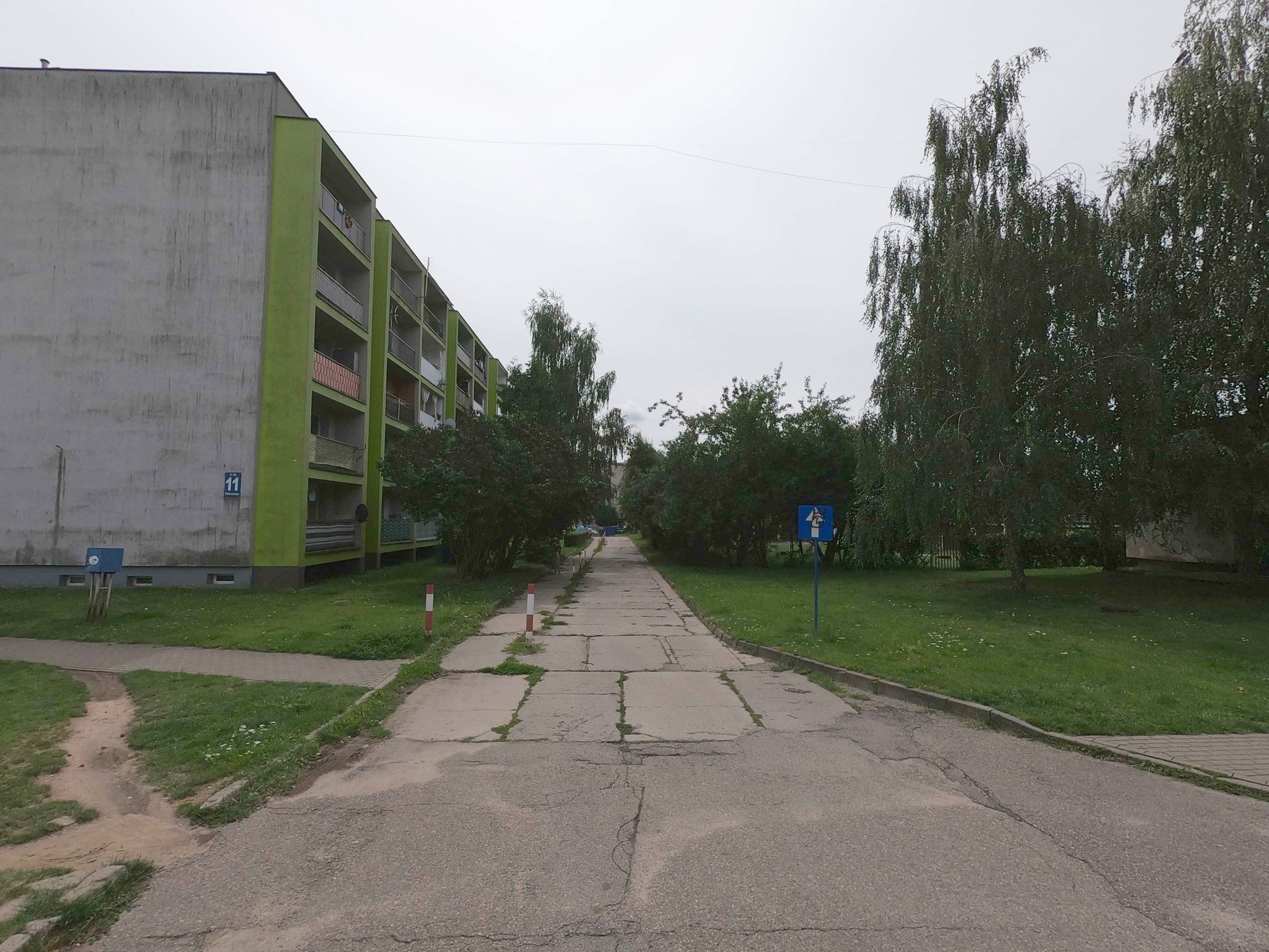 Ulica Łąkowa, odcinek pomiędzy budynkiem mieszkalnym wielorodzinnym przy ul. P&oacute;łnocnej nr 11 a&nbsp;garażami