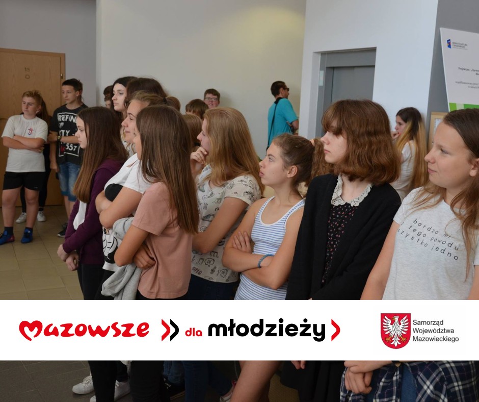 Mazowsze dla Młodzieży. Młodzież stojąca w&nbsp;sali konferencyjnej