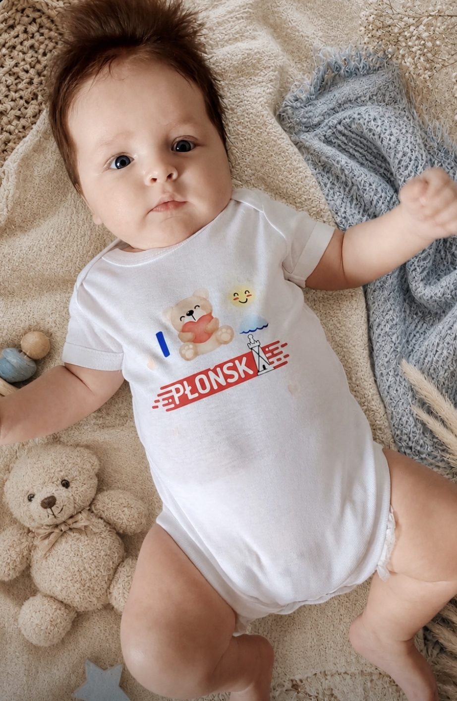 dziecko w&nbsp;body z&nbsp;napisem Płońsk