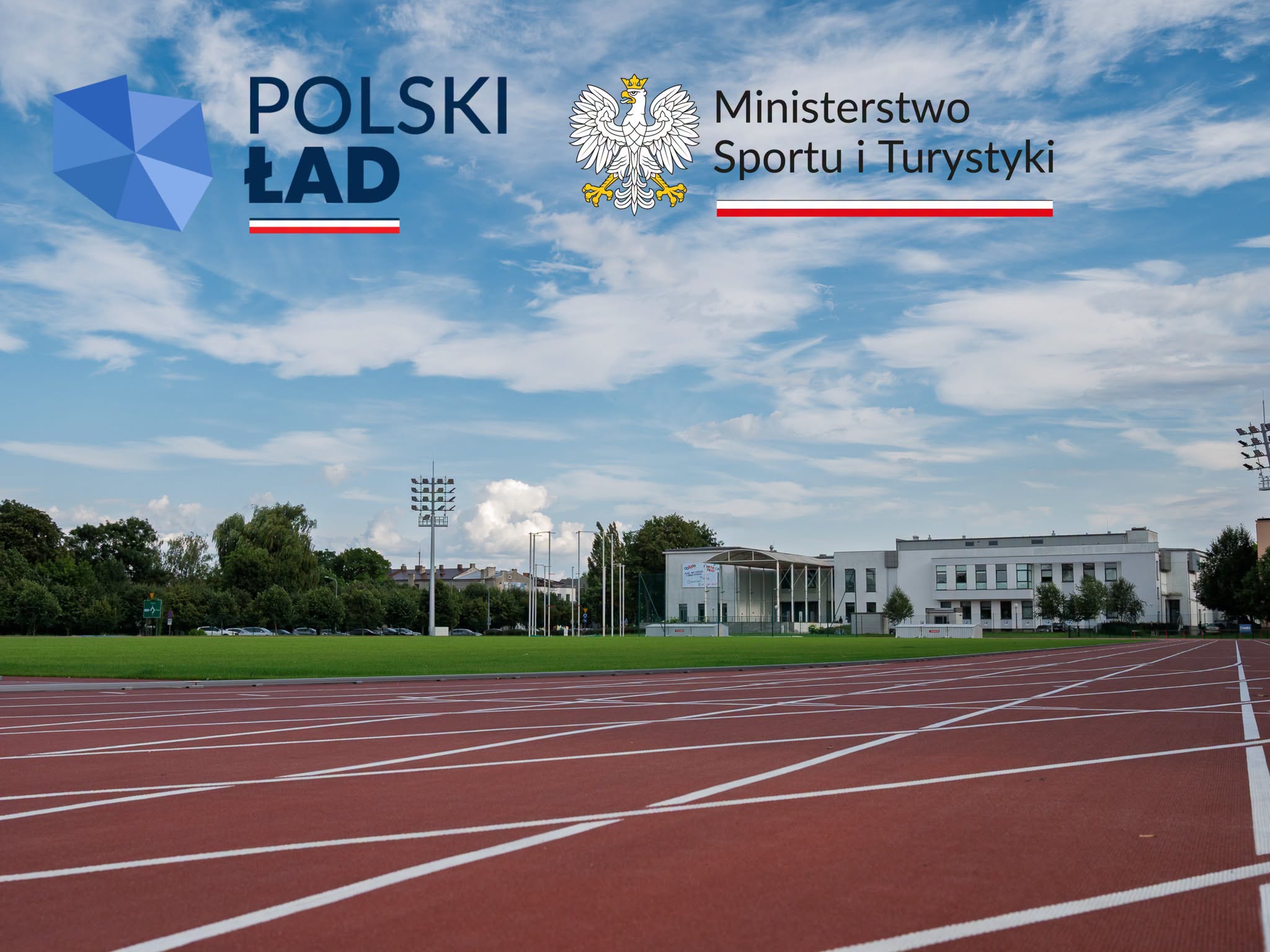 Płoński stadion oraz&nbsp;logo Ministerstwo Sportu i&nbsp;Turystyki oraz&nbsp;Polski Ład