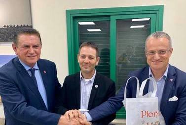 Zdjęcie do Delegacja z Płońska spotkała się z ambasadorem RP w Izraelu