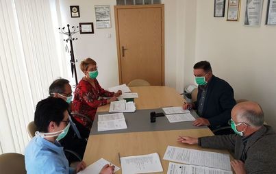 Zdjęcie do Telekonferencja burmistrza i przewodniczącego Rady Miejskiej dotycząca bieżącej sytuacji związanej z epidemią koronawirusa