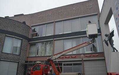 Zdjęcie do To nie ćwiczenia przeciwpożarowe ani pr&oacute;bna ewakuacja.Na budynku Urzędu Miejskiego w Płońsku trwa montaż świątecznych iluminacji 