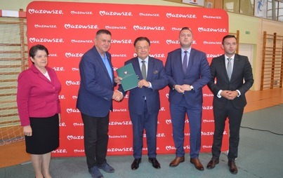 Zdjęcie do Podpisanie umowy na dofinansowanie projektu pn. &bdquo;Rozw&oacute;j infrastruktury sportowo-rekreacyjnej przy Szkole Podstawowej nr 4 w Płońsku&rdquo;