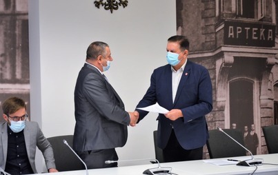 Zdjęcie do Podpisanie umowy na przebudowę dworca PKP i wieży ciśnień