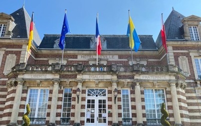 Zdjęcie do Flaga Ukrainy przed francuskim ratuszem