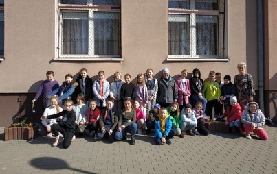 Zdjęcie do Wiosenne sadzenie roślin w SP nr 1