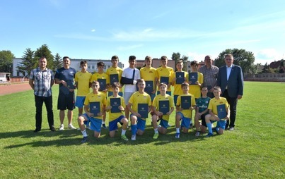 Zdjęcie do Pamiątkowe dyplomy dla Zawodnik&oacute;w z Płońskiej Akademii Futbolu