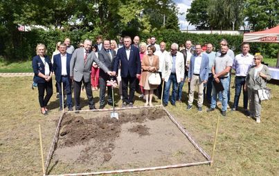 Zdjęcie do Podpisanie umowy na budowę budynku mieszkalnego z  SIM P&oacute;łnocne Mazowsze