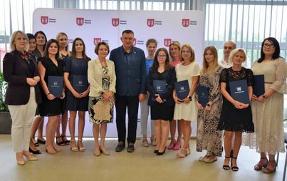 Zdjęcie do Nauczyciele płońskich szk&oacute;ł i przedszkoli otrzymali akty nadania stopnia awansu nauczyciela mianowanego
