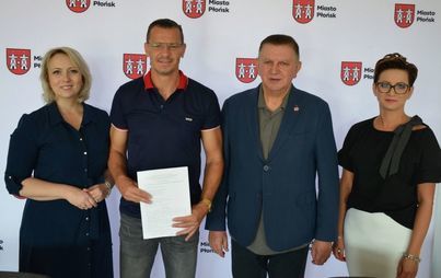 Zdjęcie do Burmistrz Miasta Płońsk Andrzej Pietrasik podpisał kolejną już w tym roku umowę w ramach tzw. "pożytku publicznego".