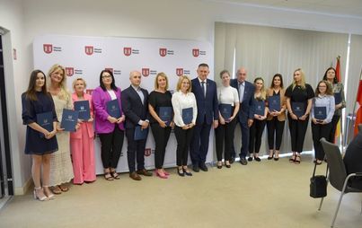 Zdjęcie do Awans zawodowy nauczycieli z płońskich szk&oacute;ł i przedszkoli oraz nagrody dla uczni&oacute;w płońskich szk&oacute;ł podstawowych