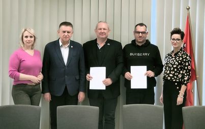 Zdjęcie do Podpisanie um&oacute;w z przedstawicielami Płońskiej Akademii Futbolu